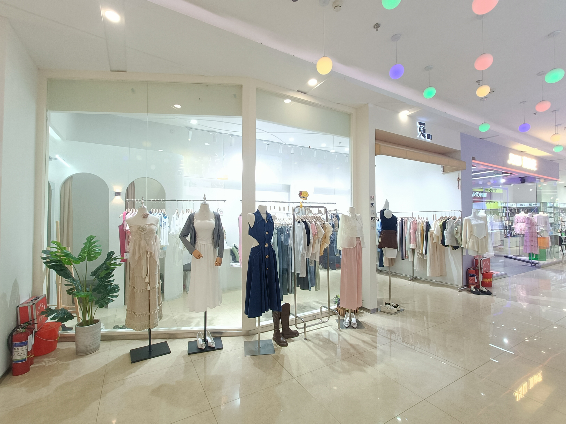 高新栖乐荟商场内 女装 服装店出兑