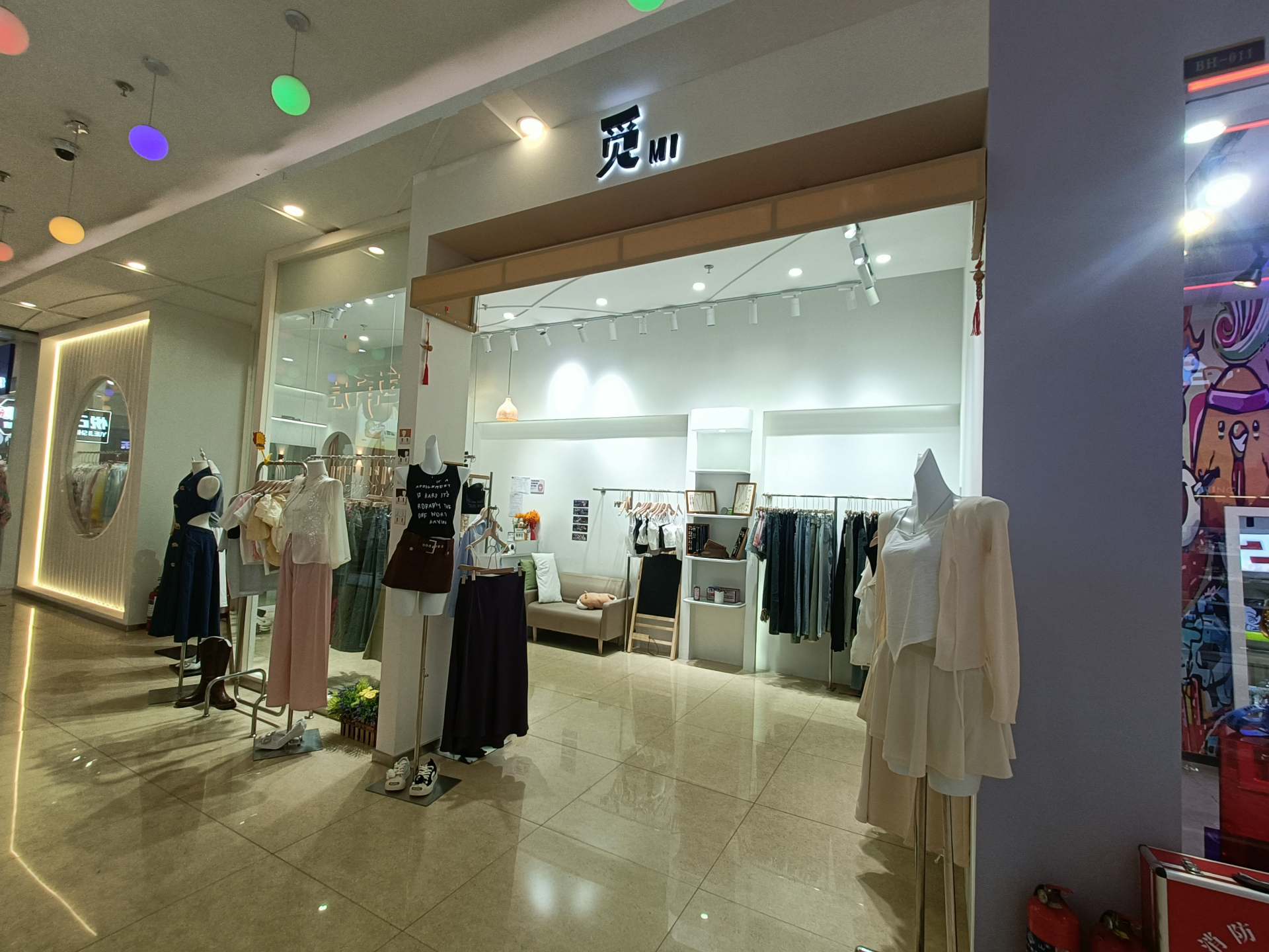 高新栖乐荟商场内 女装 服装店出兑
