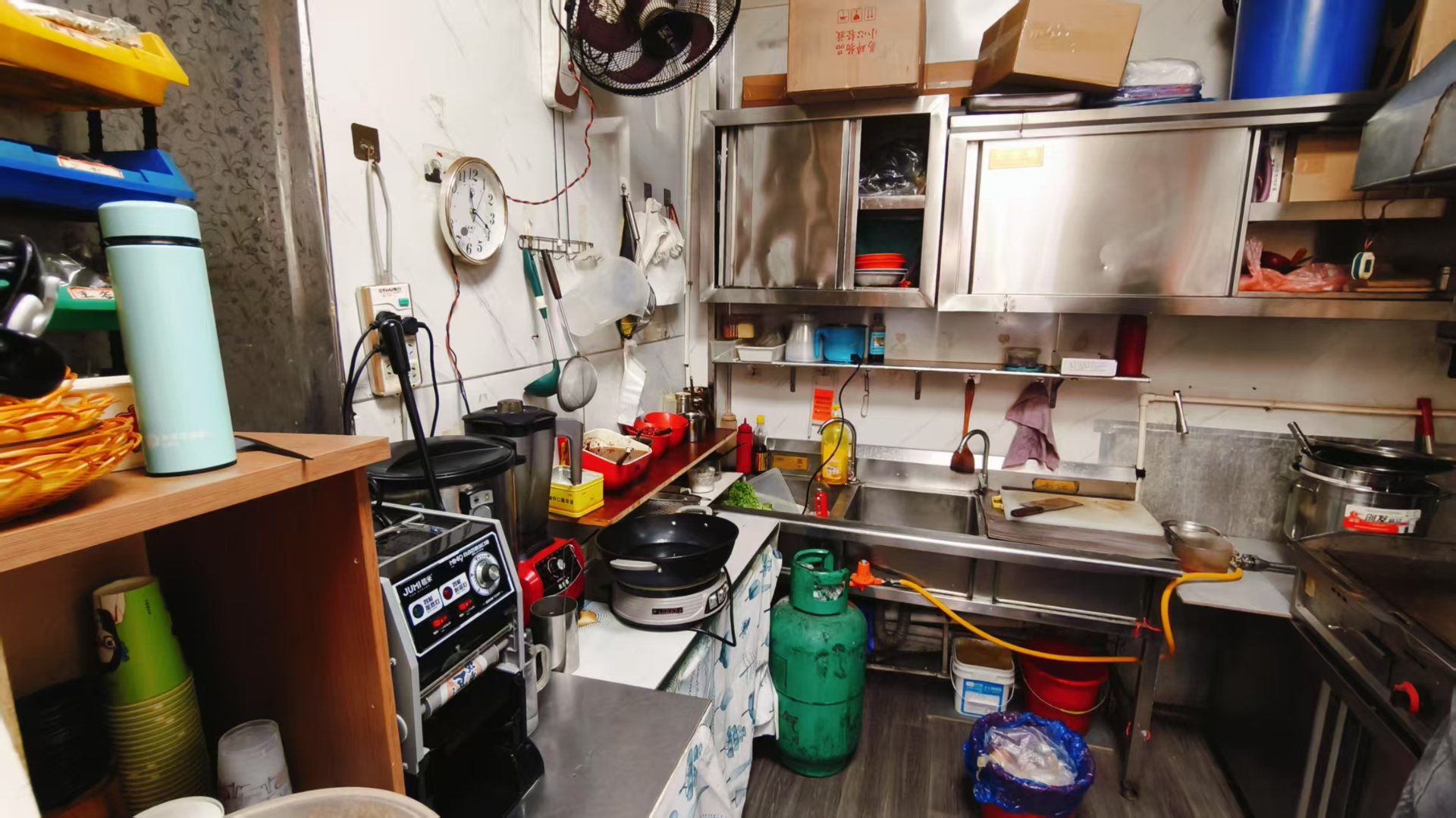 西三道街40平门市出兑对面商厦临近中小学可做快餐饮品等项目