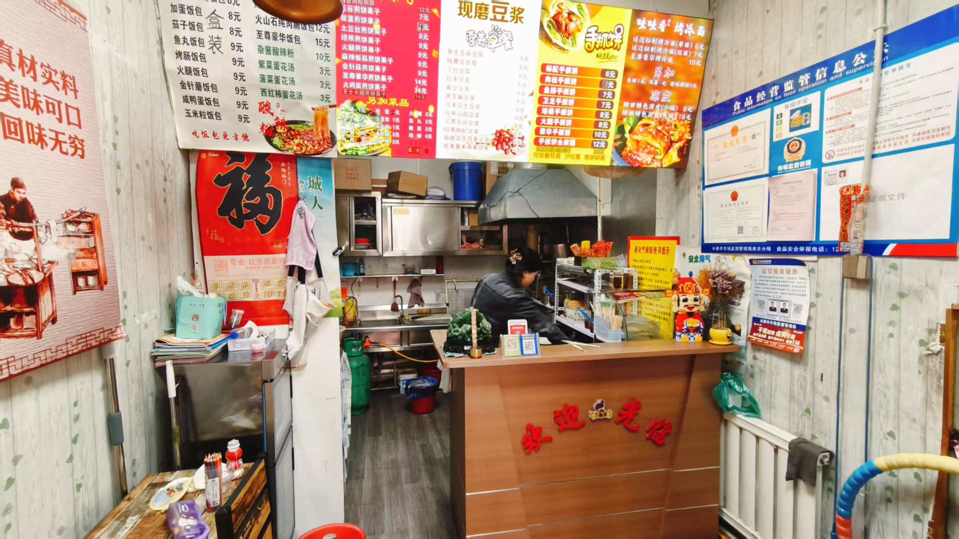 西三道街40平门市出兑对面商厦临近中小学可做快餐饮品等项目