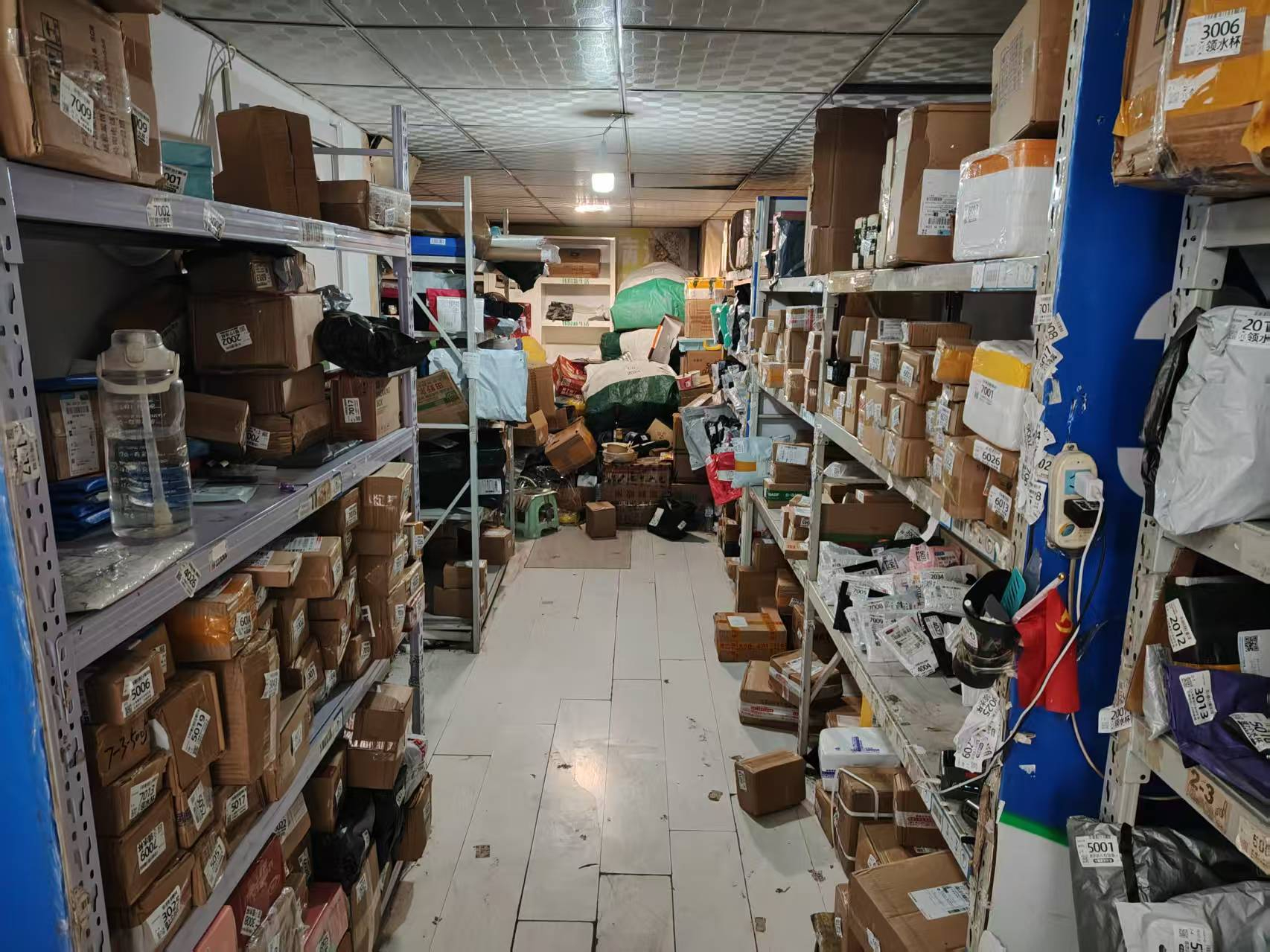 中顺和苑西门正门口快递驿站出兑