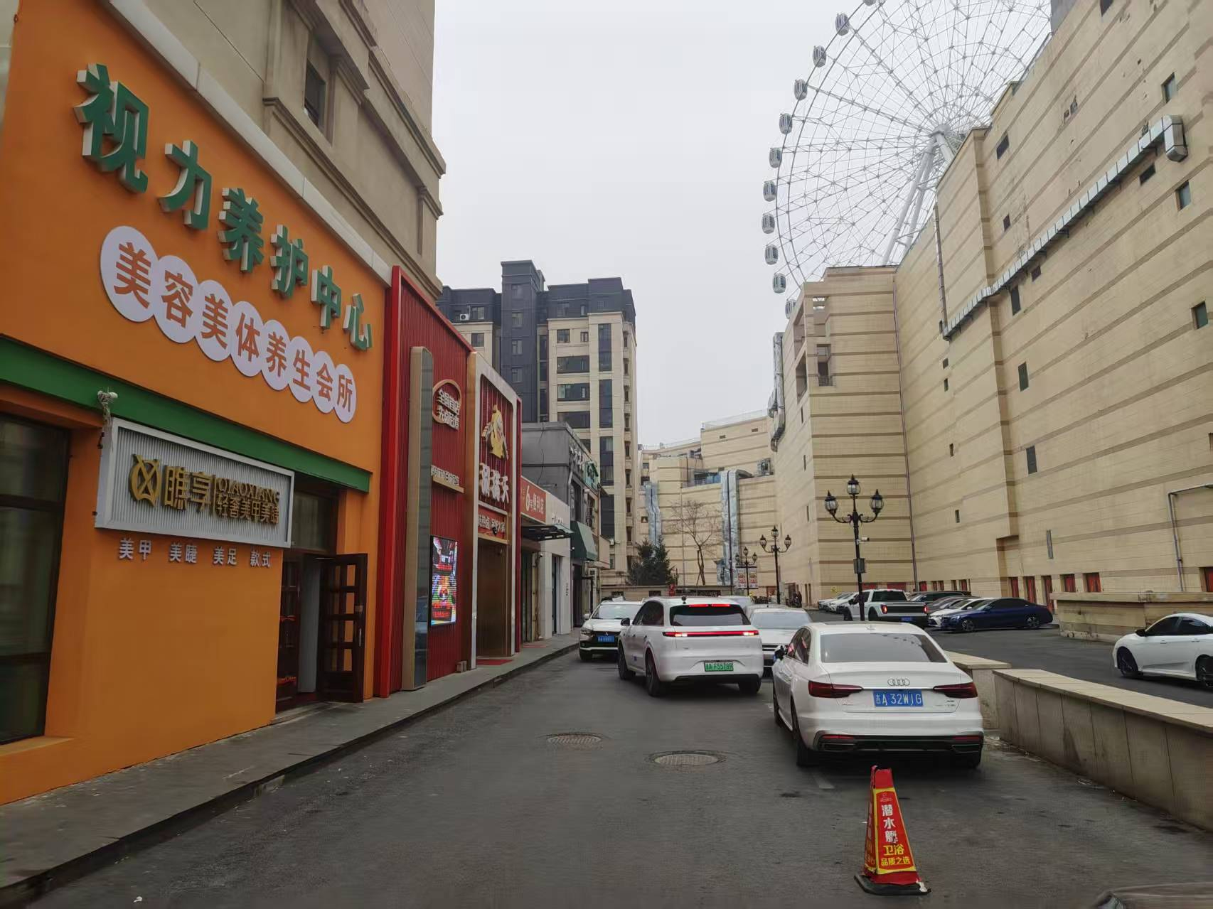 摩天活力城东门对面300平美容院可出兑，可出租