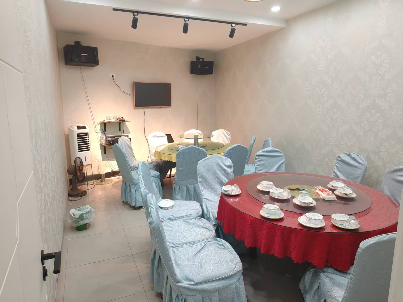 汽车厂经营多年餐饮饭馆出兑，可接散客可接包席