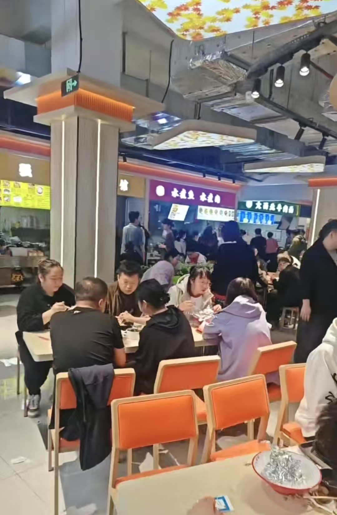 龙翔广场附近CBD美食城出兑