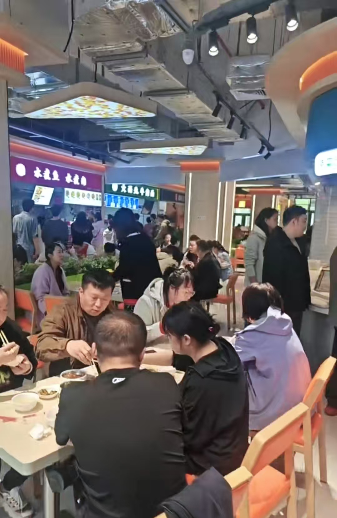 龙翔广场附近CBD美食城出兑